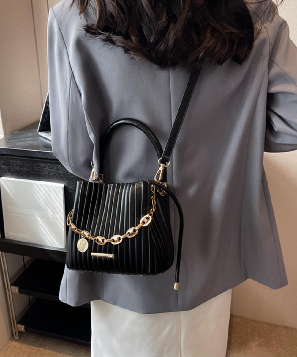 https://fulmo-img-server.com/slimshoulder/f6c2a55f-9de3-4cc1-8381-7f6757e2b189.jpg