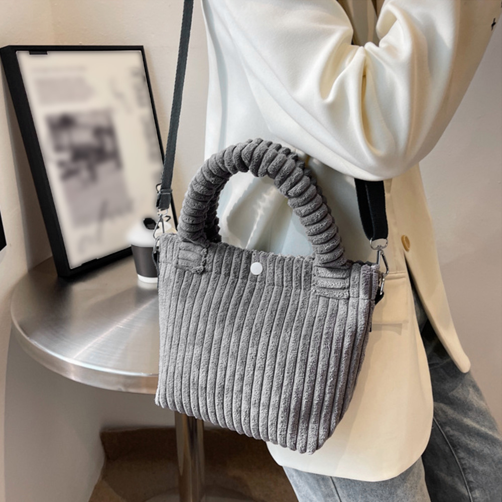 https://fulmo-img-server.com/slimshoulder/ff2cf75e-fc8f-443c-8d8f-ec5a8292045a.jpg