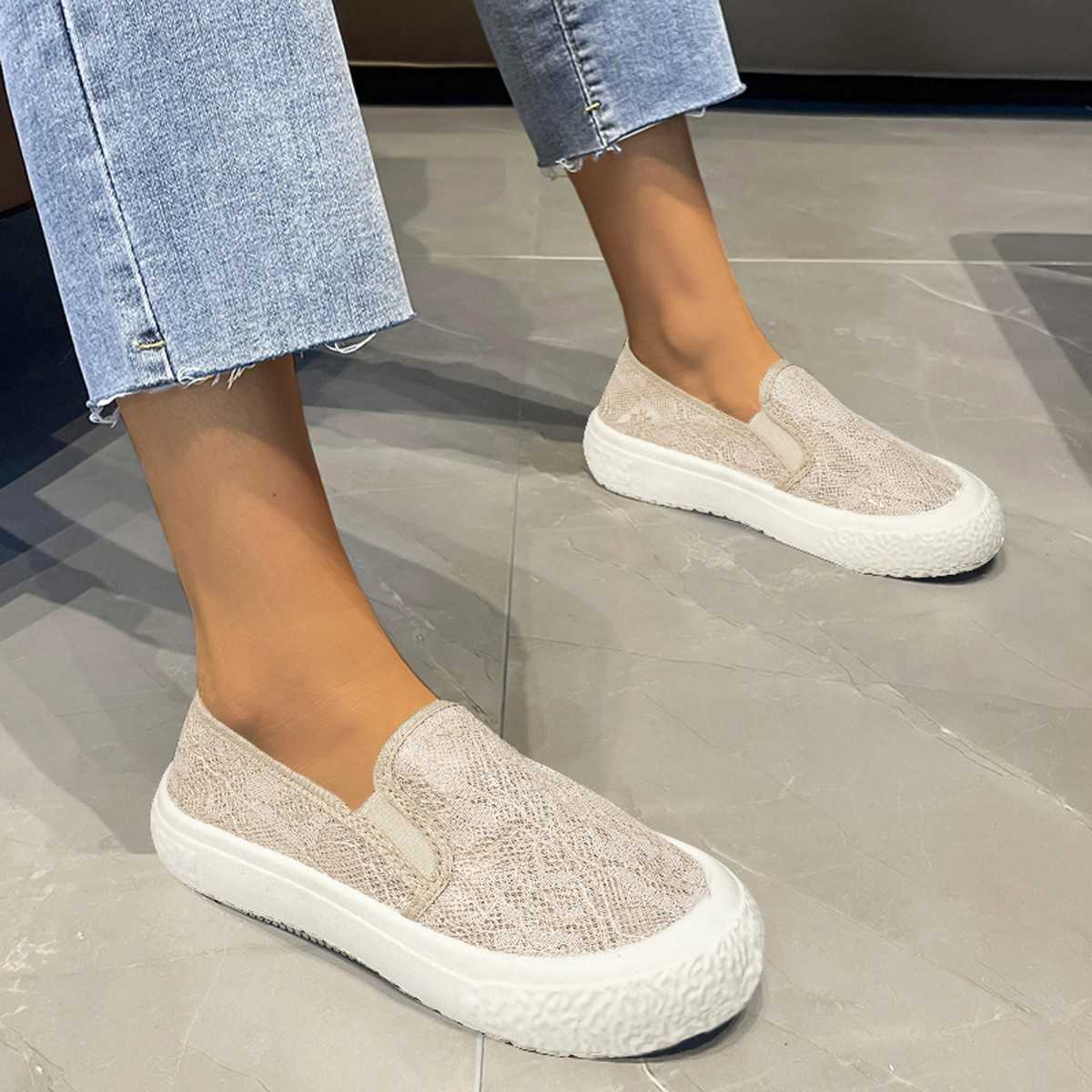 どんなスタイルにも合わせやすい！白黒スリッポンでコーデの幅が広がる5選