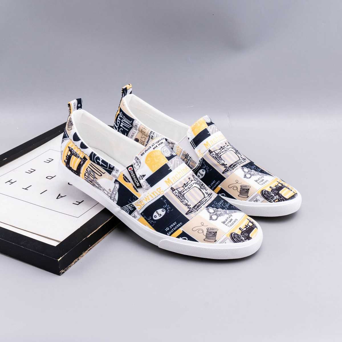 女性のスーツスタイルが輝く！オフィスで差がつくスニーカー5選