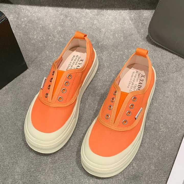 個性が光る！オレンジ×黒でコーデにアクセントを加えるおすすめスニーカー