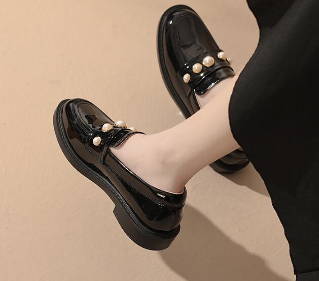 レディース黒色パール装飾スリッポンローファー