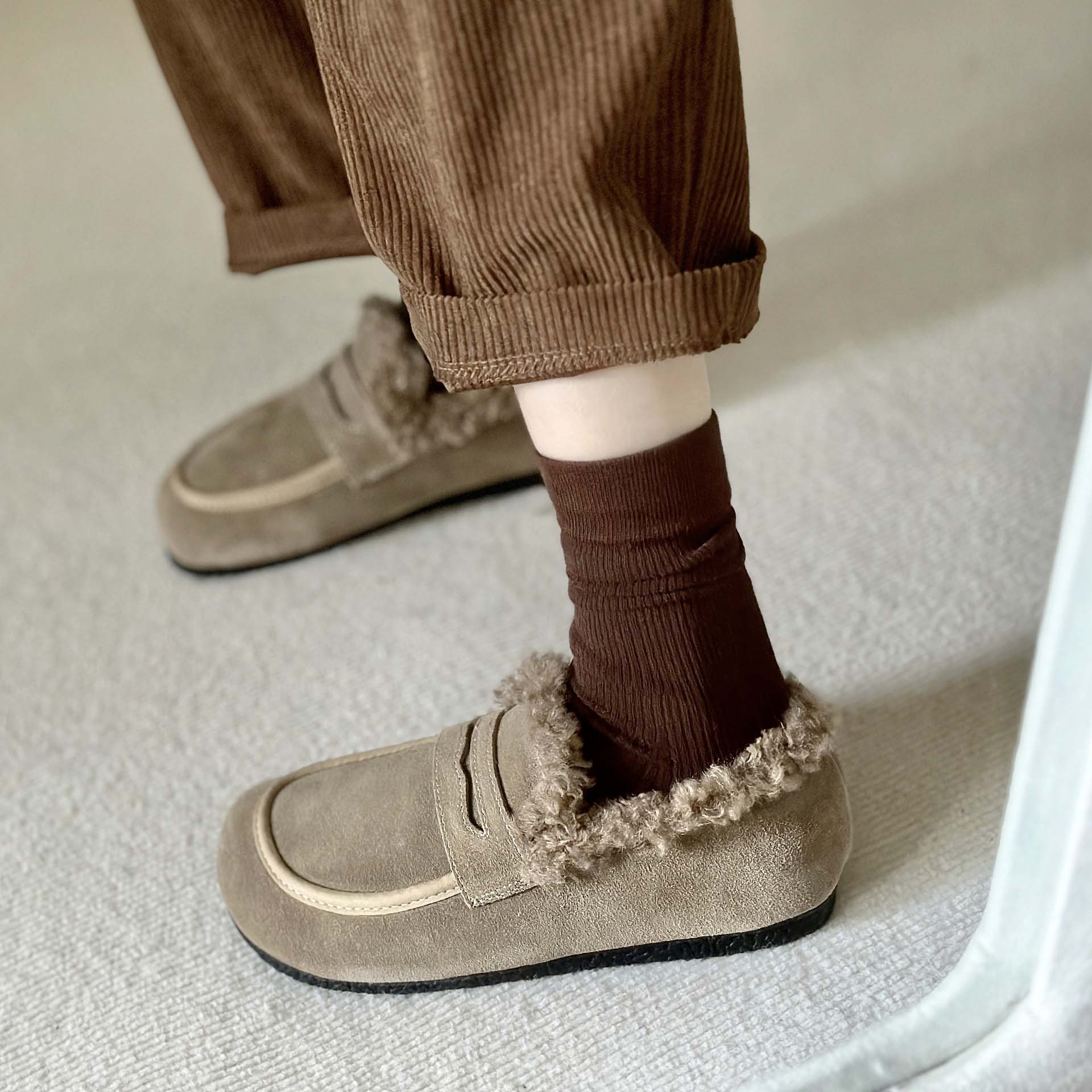 レディース もこもこボア付き スエード調スリッポン 幅広設計