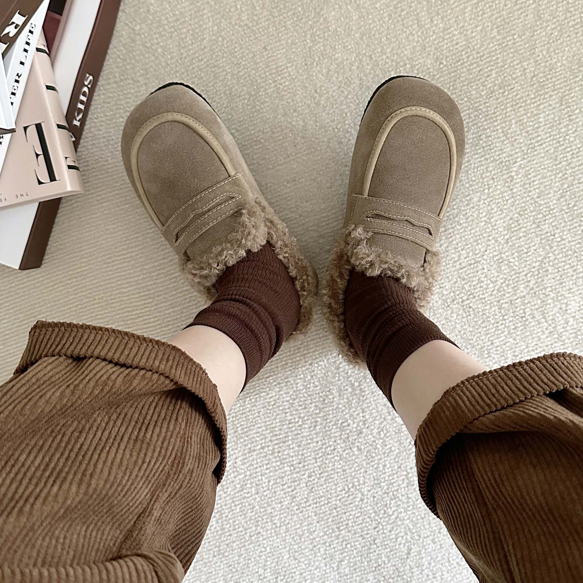 レディース もこもこボア付き スエード調スリッポン 幅広設計