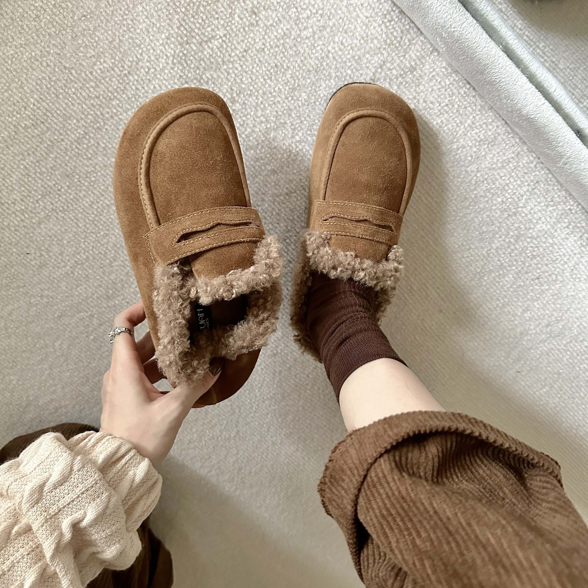 レディース もこもこボア付き スエード調スリッポン 幅広設計