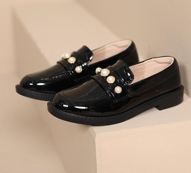 レディース黒色パール装飾スリッポンローファー