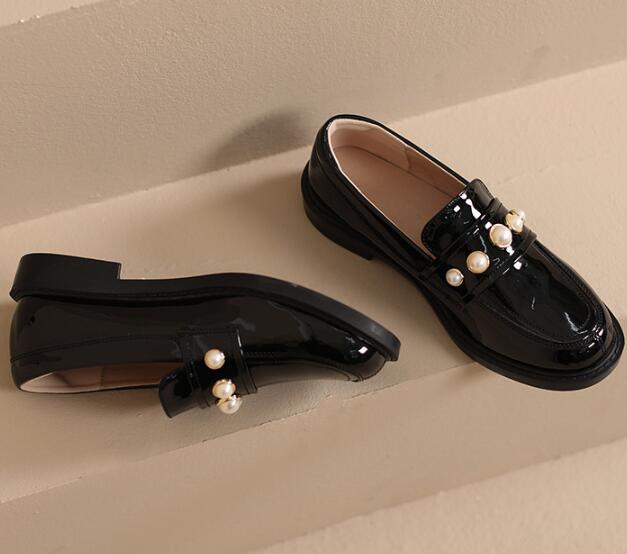 レディース黒色パール装飾スリッポンローファー