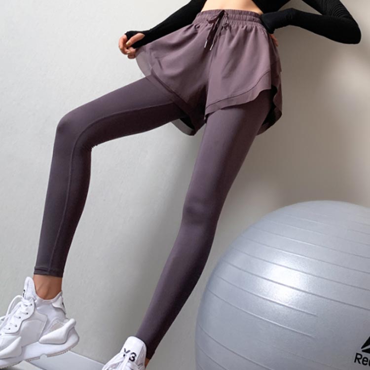 一枚で機能性と手軽さが手に入るヨガ用ショートパンツ付きスパッツ