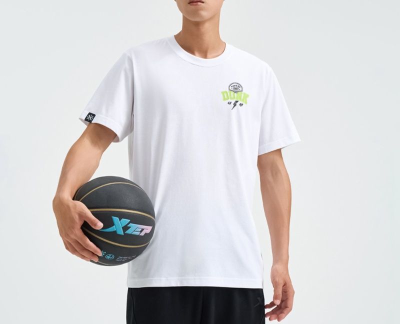 スポーツTシャツバスケ 躍動感あふれるダンク職人
