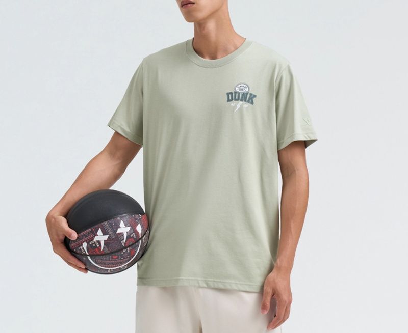 スポーツTシャツバスケ 躍動感あふれるダンク職人
