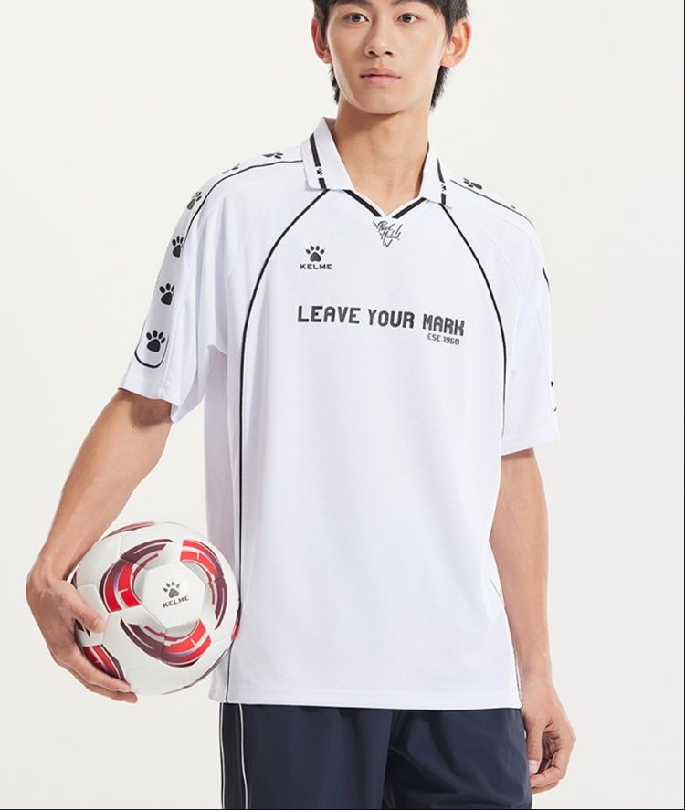 スポーツTシャツ サッカー 伝説を刻むピッチの勇者
