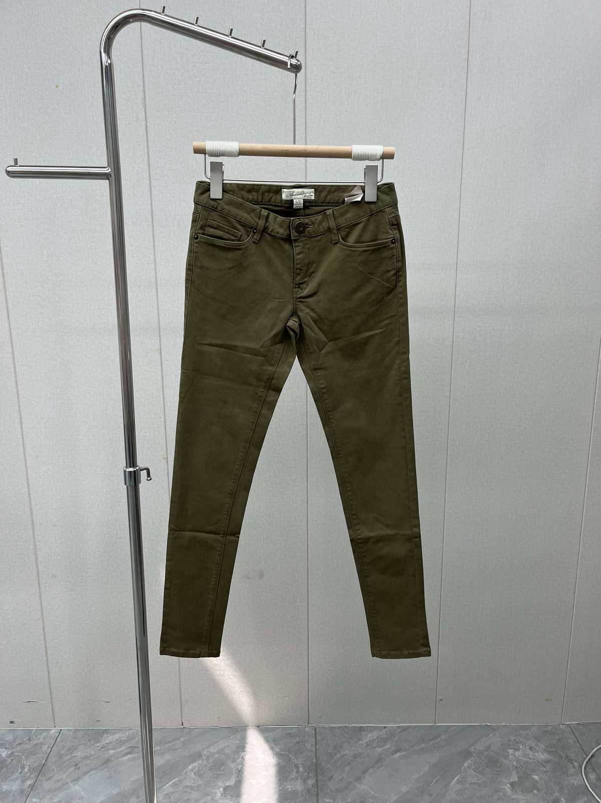 スタイリッシュな自分になれる！タックなしおすすめストレートパンツ 5選