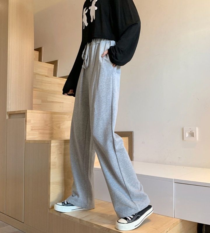 ゆったりシルエットが美しいストレートスウェットパンツ