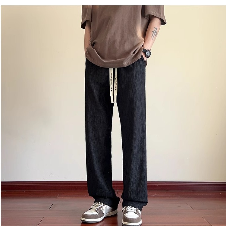 凹凸感のある素材感ストレートパンツ
