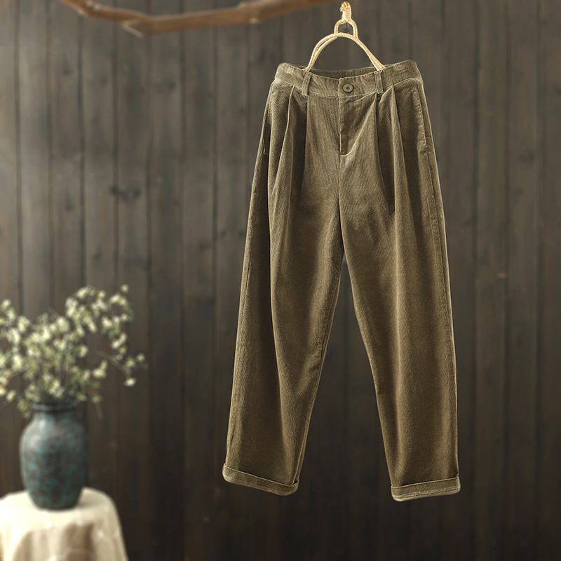 やわらか素材のコーデュロイストレートパンツ
