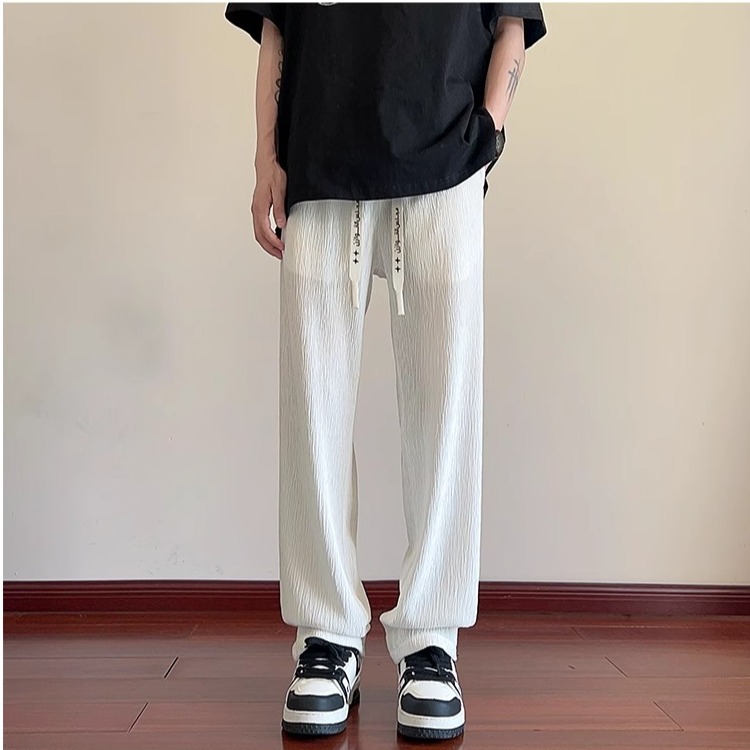 凹凸感のある素材感ストレートパンツ