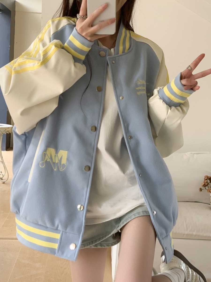 水色スタジャンで清潔感のある着こなし！好印象を叶える爽やかコーデ10選