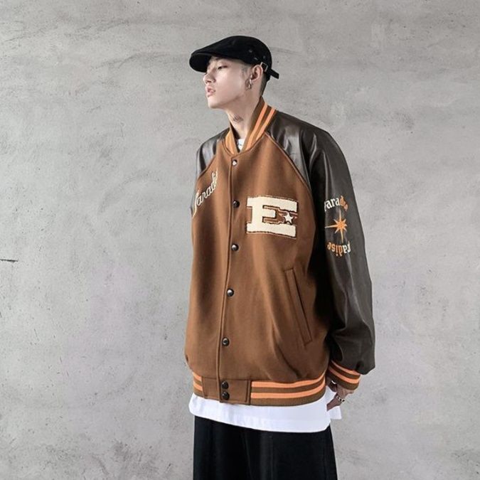 スタジャン 袖切替ワッペン付き茶色ベーススタジアムジャンパー