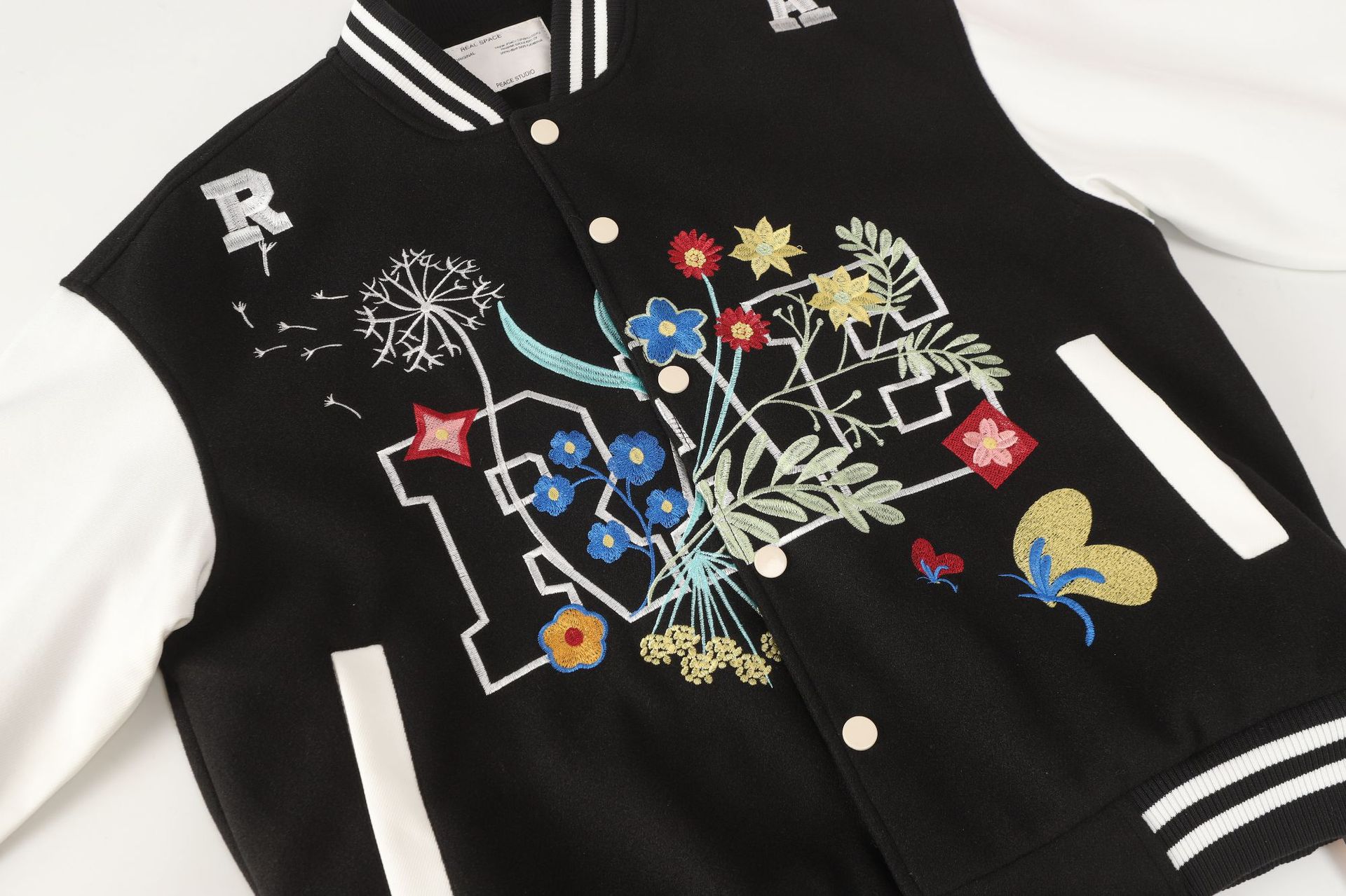 刺繍入りスタジャン男女兼用黒白配色新作