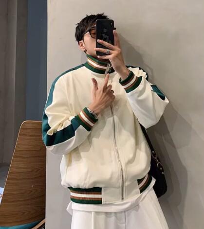秋冬メンズ白地緑配色スタジャン上着