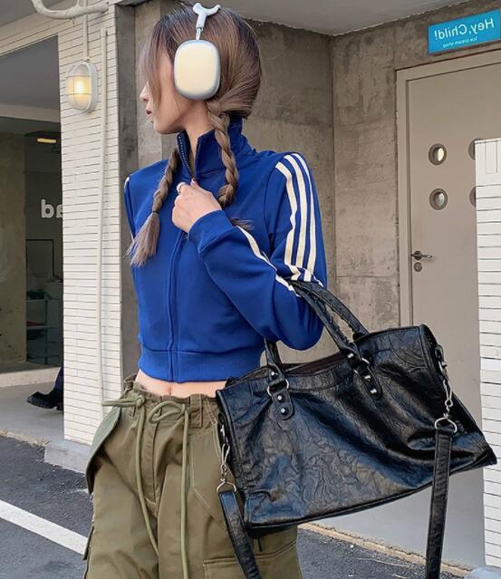 レディース青色ショート丈スタジャン風ジップジャケット