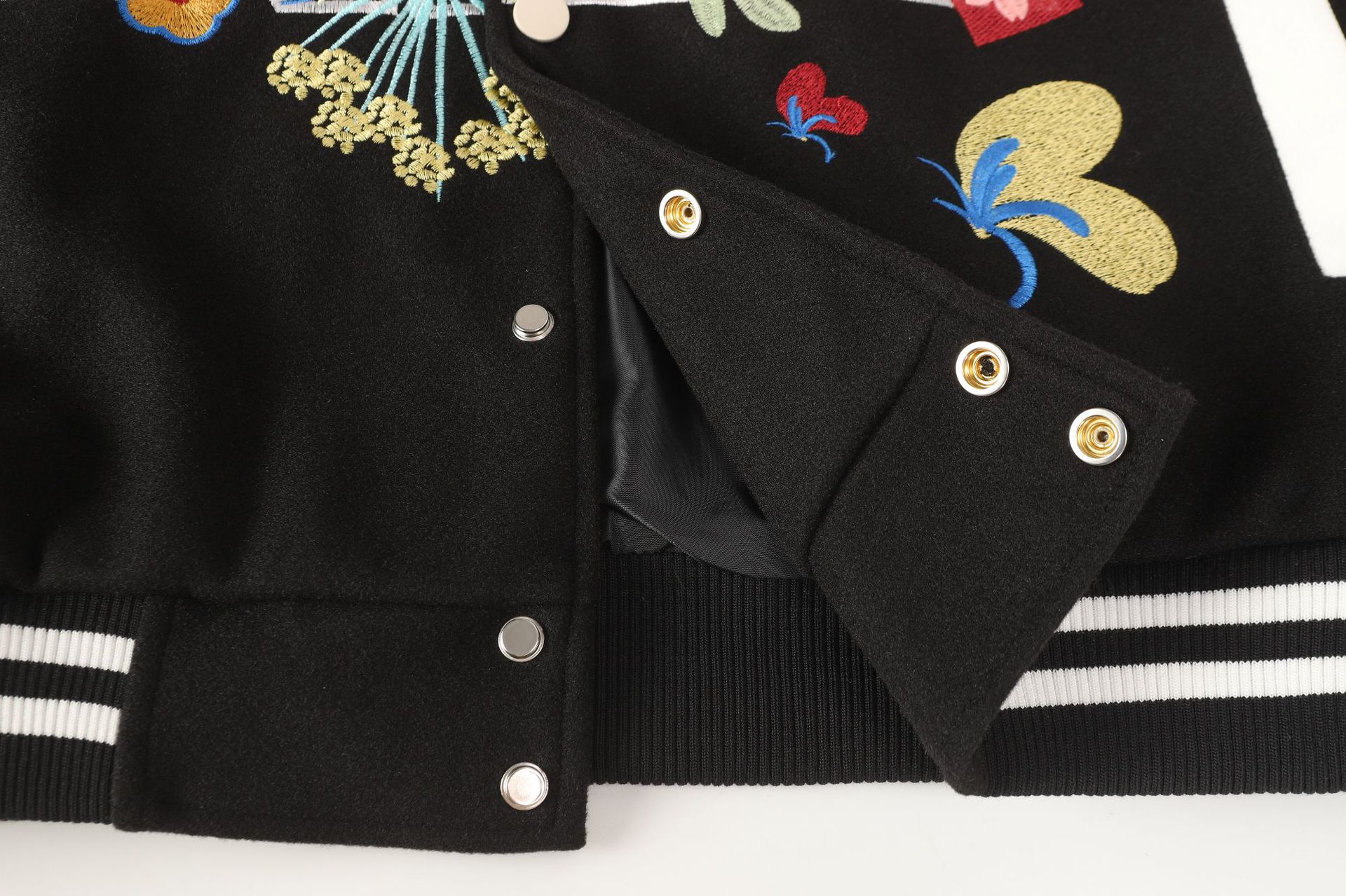 刺繍入りスタジャン男女兼用黒白配色新作