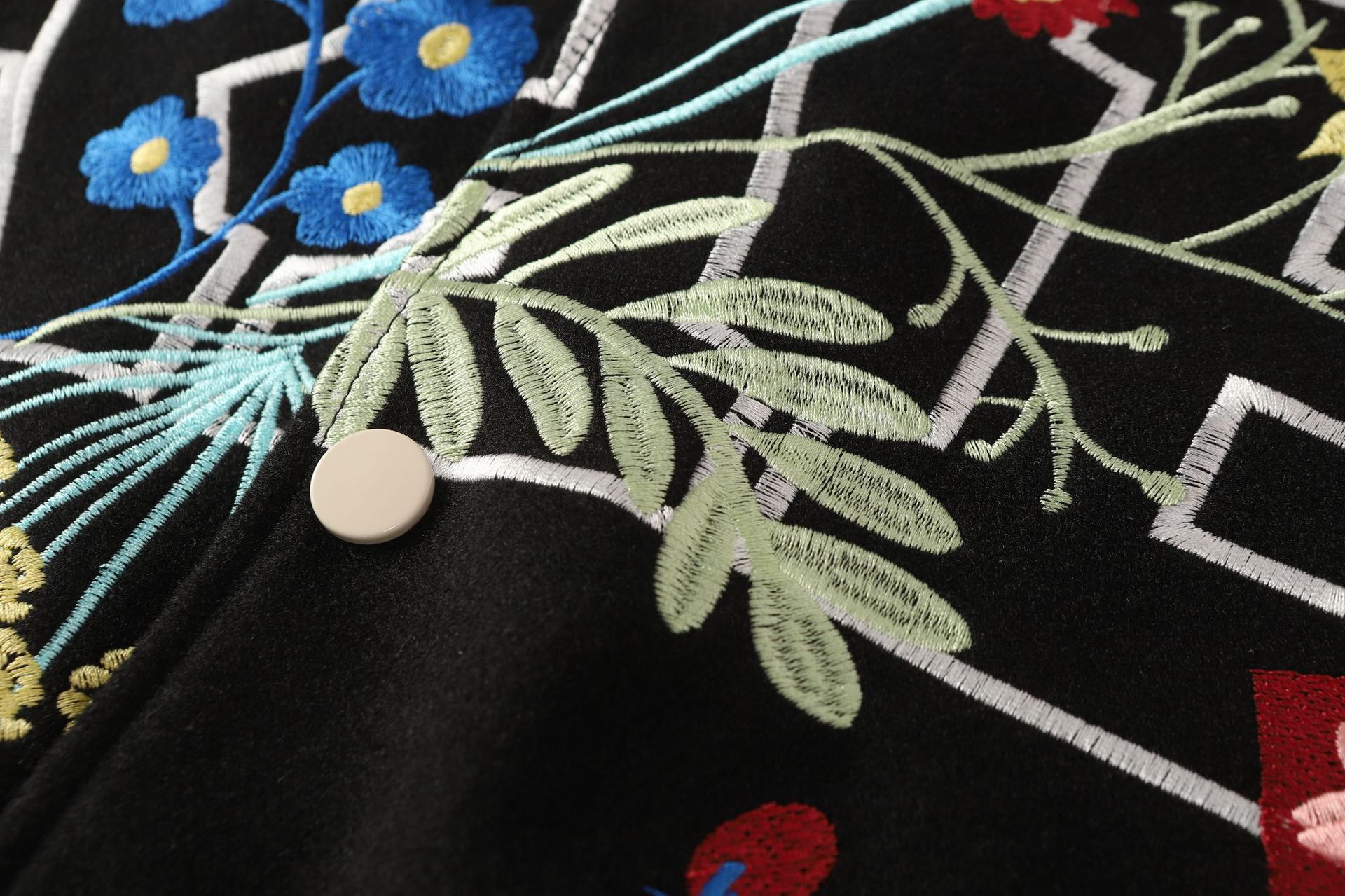 刺繍入りスタジャン男女兼用黒白配色新作