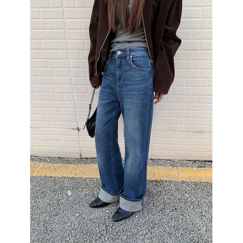 スタイルが際立つ！ストレートフレアデニムで作る大人の美シルエット10選