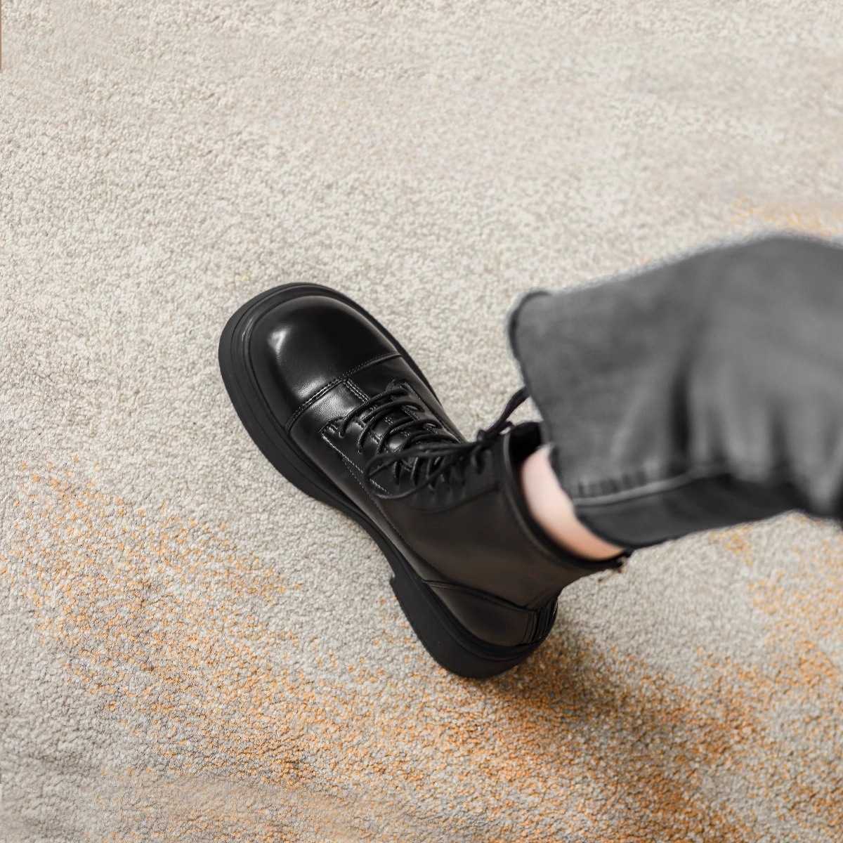 アンクルブーツで魅せる！スエード厚底のスタイリッシュな15選