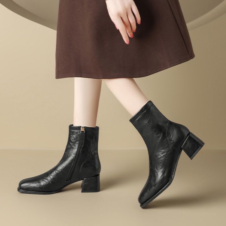 ショートブーツ 上品な本革仕立て太めヒールジップアップショートブーツ