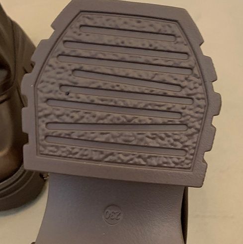 ショートブーツ 厚底ソール本革ベルト装飾ショートブーツ