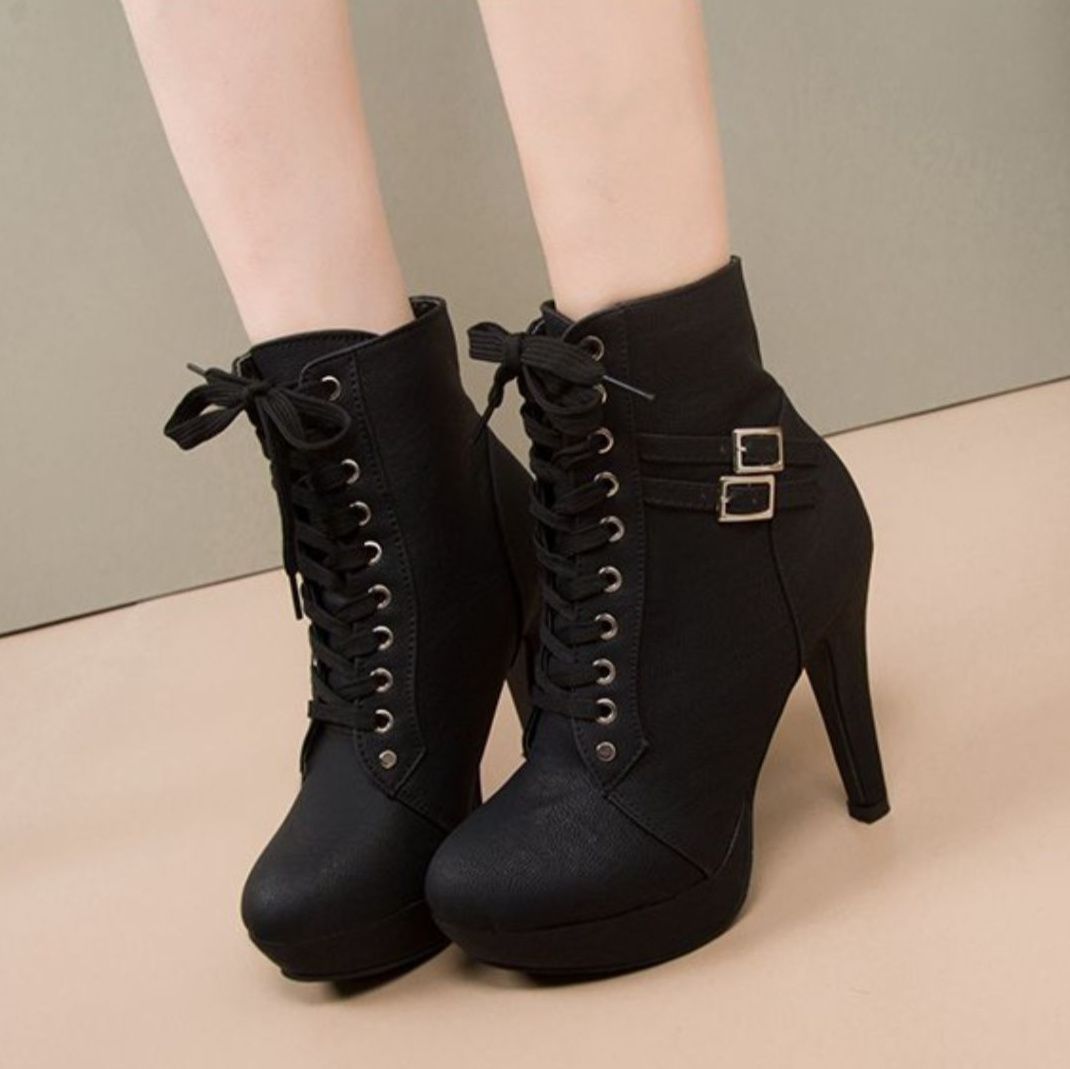 ショートブーツ 編み上げベルト付きプラットフォーム厚底ショートブーツ