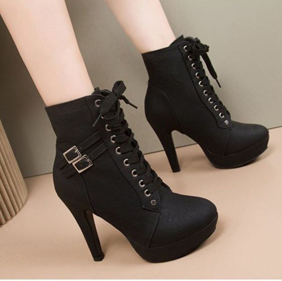 ショートブーツ 編み上げベルト付きプラットフォーム厚底ショートブーツ
