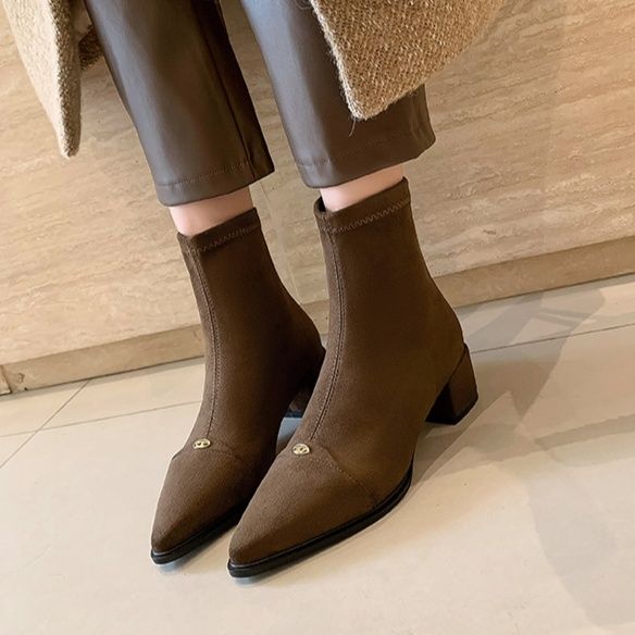 ショートブーツ 金属装飾付き尖頭皮革ショートブーツ