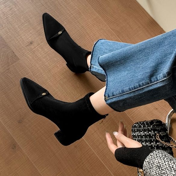 ショートブーツ 金属装飾付き尖頭皮革ショートブーツ