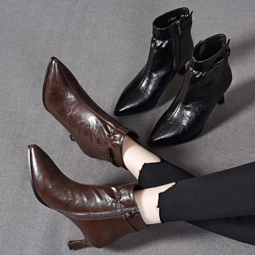 ショートブーツ ベルトストラップ付き本革ポインテッドトゥヒールブーツ