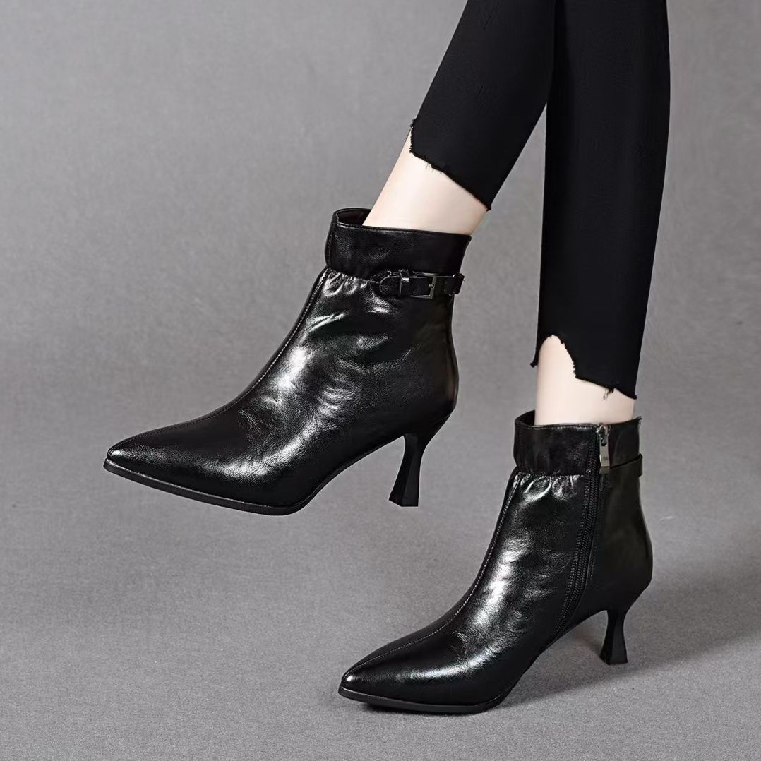 ショートブーツ ベルトストラップ付き本革ポインテッドトゥヒールブーツ