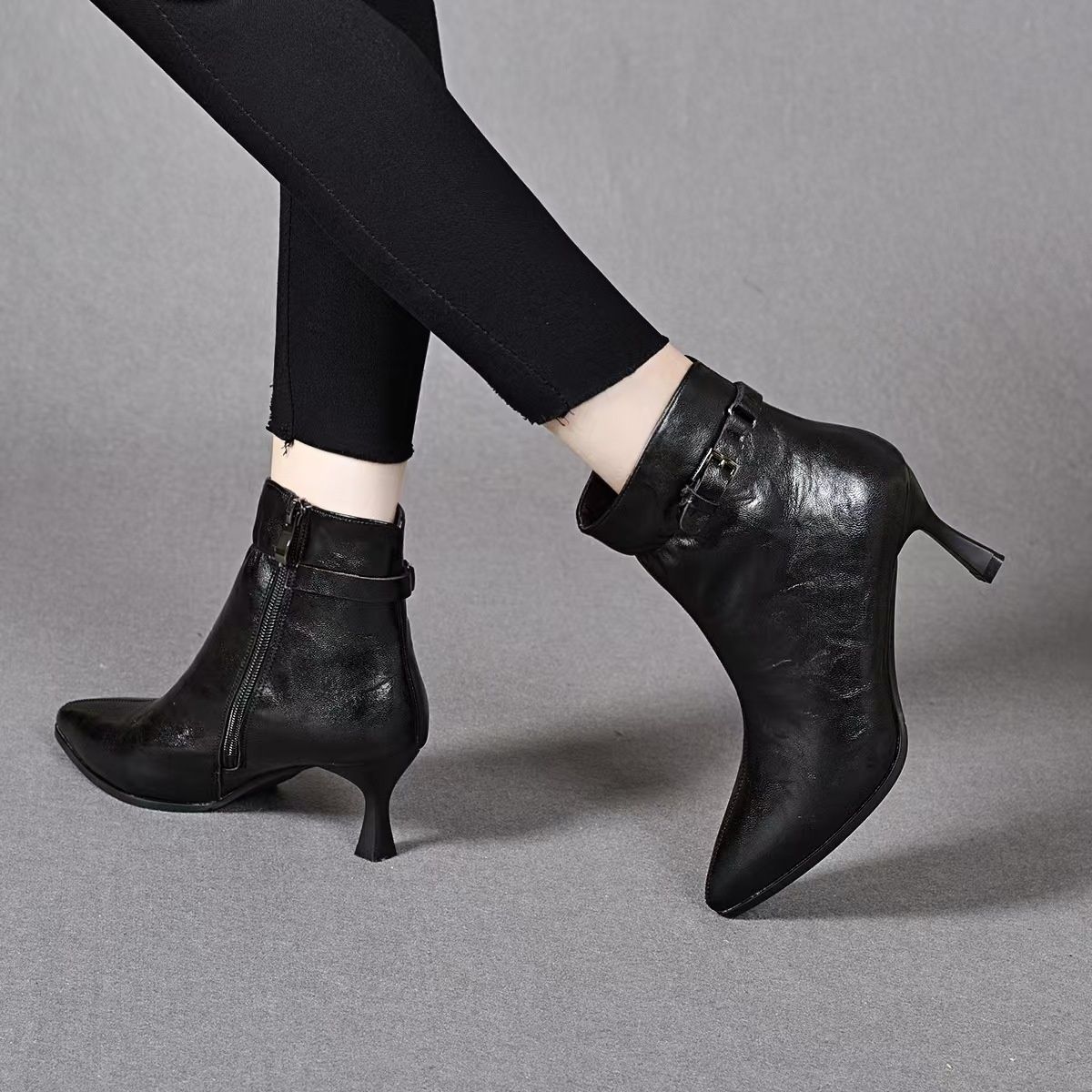 ショートブーツ ベルトストラップ付き本革ポインテッドトゥヒールブーツ