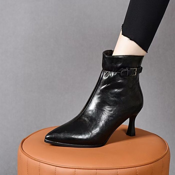 ショートブーツ ベルトストラップ付き本革ポインテッドトゥヒールブーツ