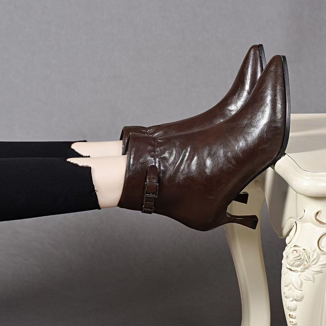 ショートブーツ ベルトストラップ付き本革ポインテッドトゥヒールブーツ