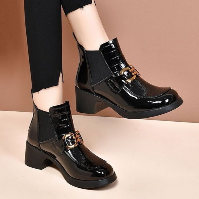 ショートブーツ 金具装飾付きエナメル調サイドゴアショートブーツ