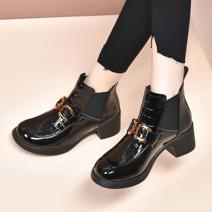 ショートブーツ 金具装飾付きエナメル調サイドゴアショートブーツ