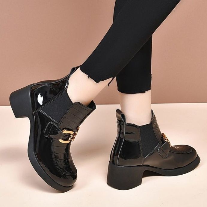 ショートブーツ 金具装飾付きエナメル調サイドゴアショートブーツ