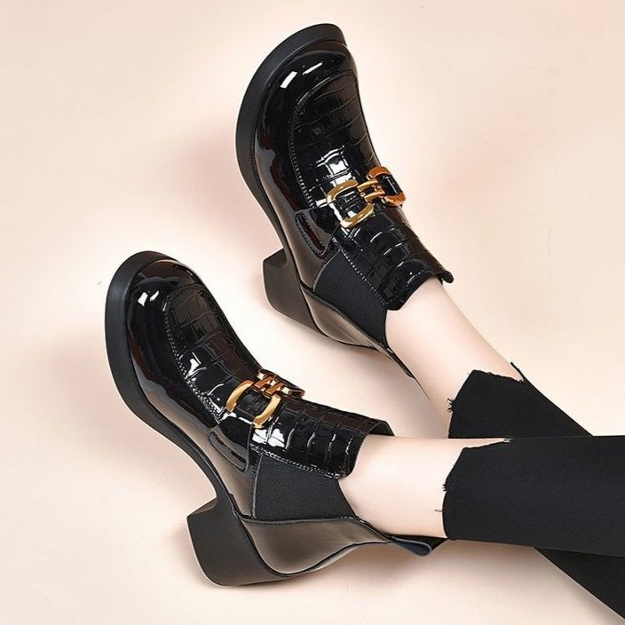 ショートブーツ 金具装飾付きエナメル調サイドゴアショートブーツ