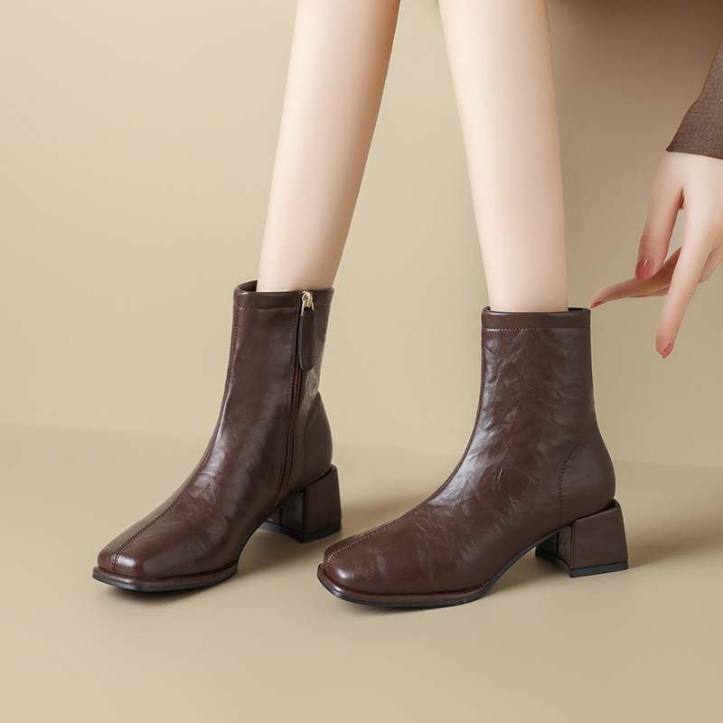 ショートブーツ 上品な本革仕立て太めヒールジップアップショートブーツ