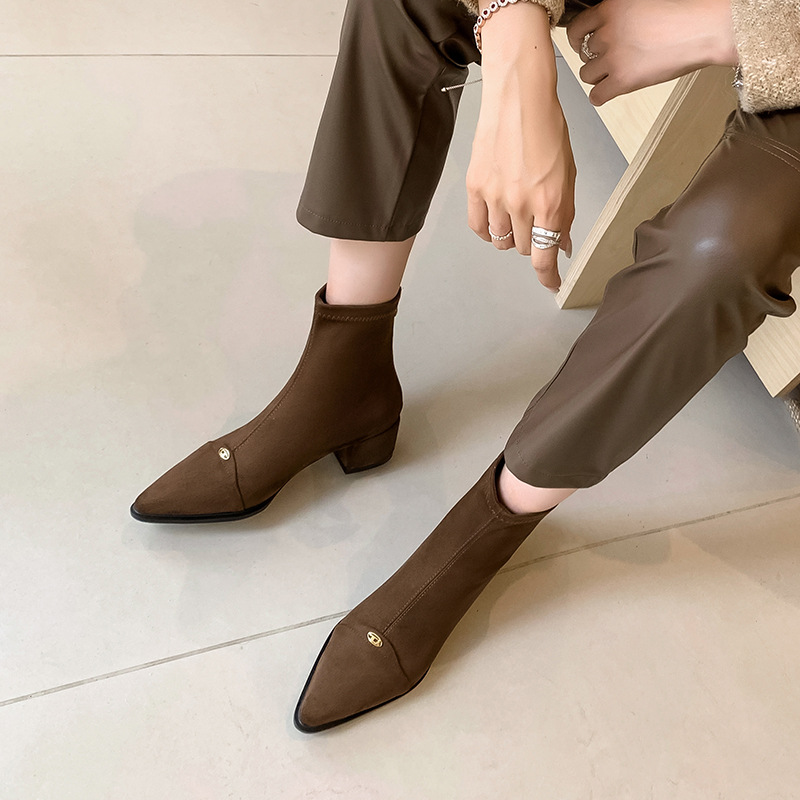 ショートブーツ 金属装飾付き尖頭皮革ショートブーツ