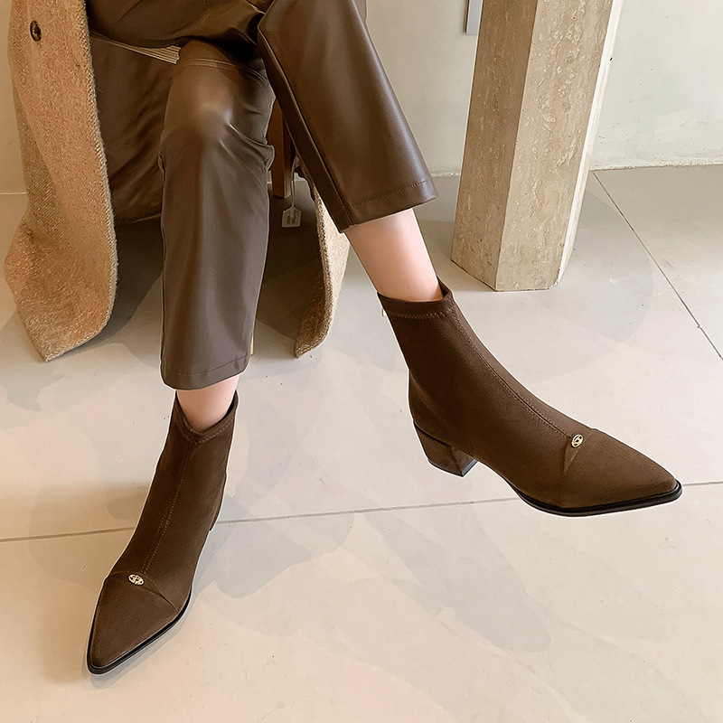 ショートブーツ 金属装飾付き尖頭皮革ショートブーツ