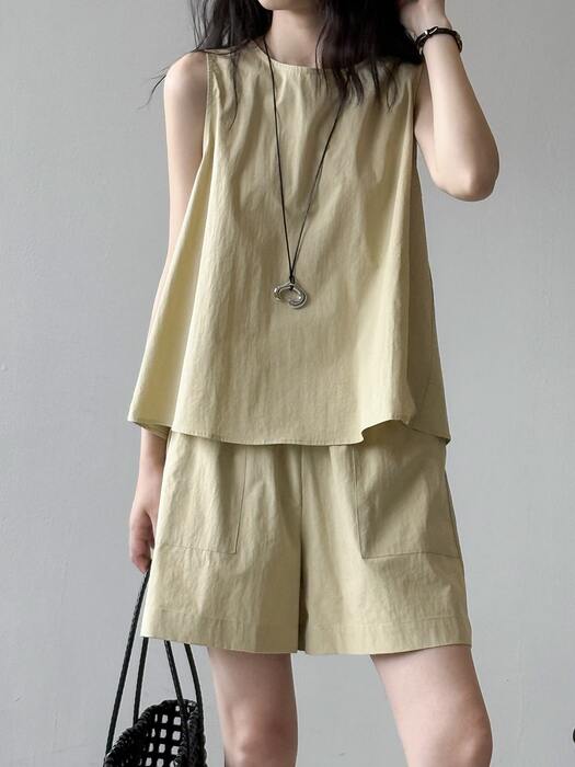骨格ストレートバックレスノースリーブ＆ショートパンツ
