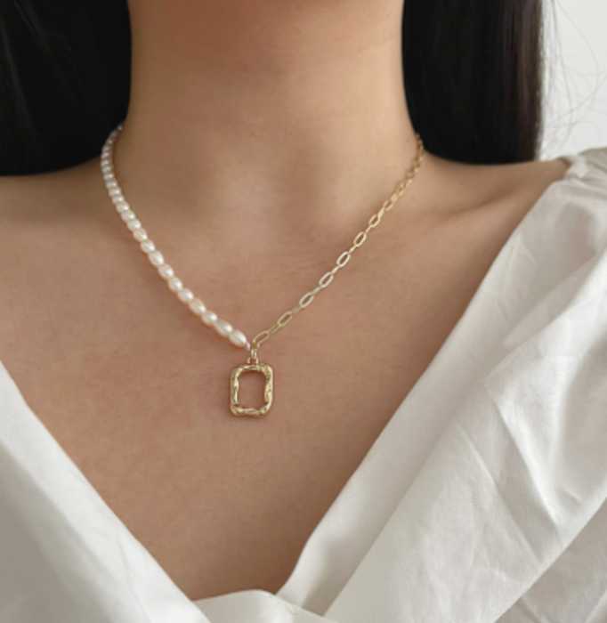 コーデのアクセント!骨格ストレート向けネックレス5選