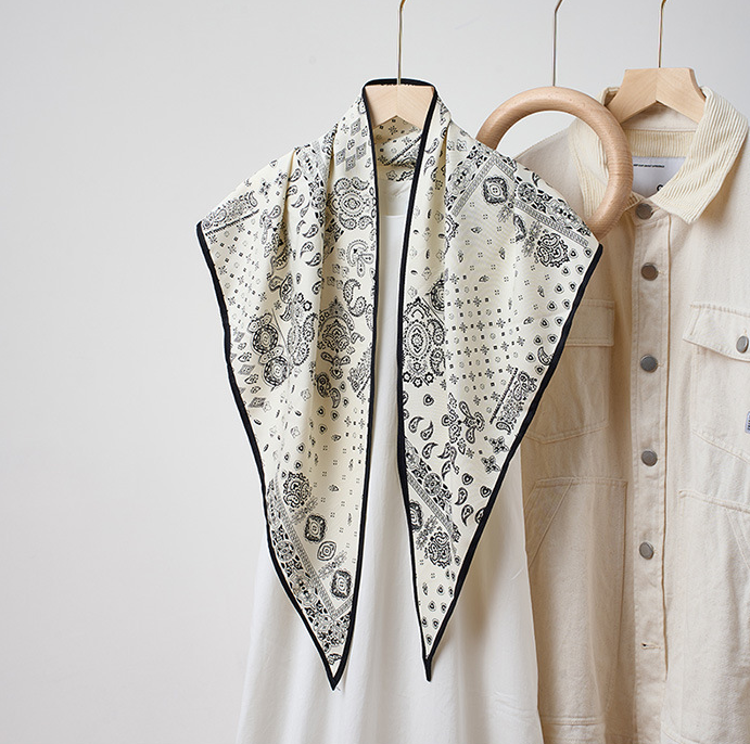 骨格ウェーブ三角スカーフ